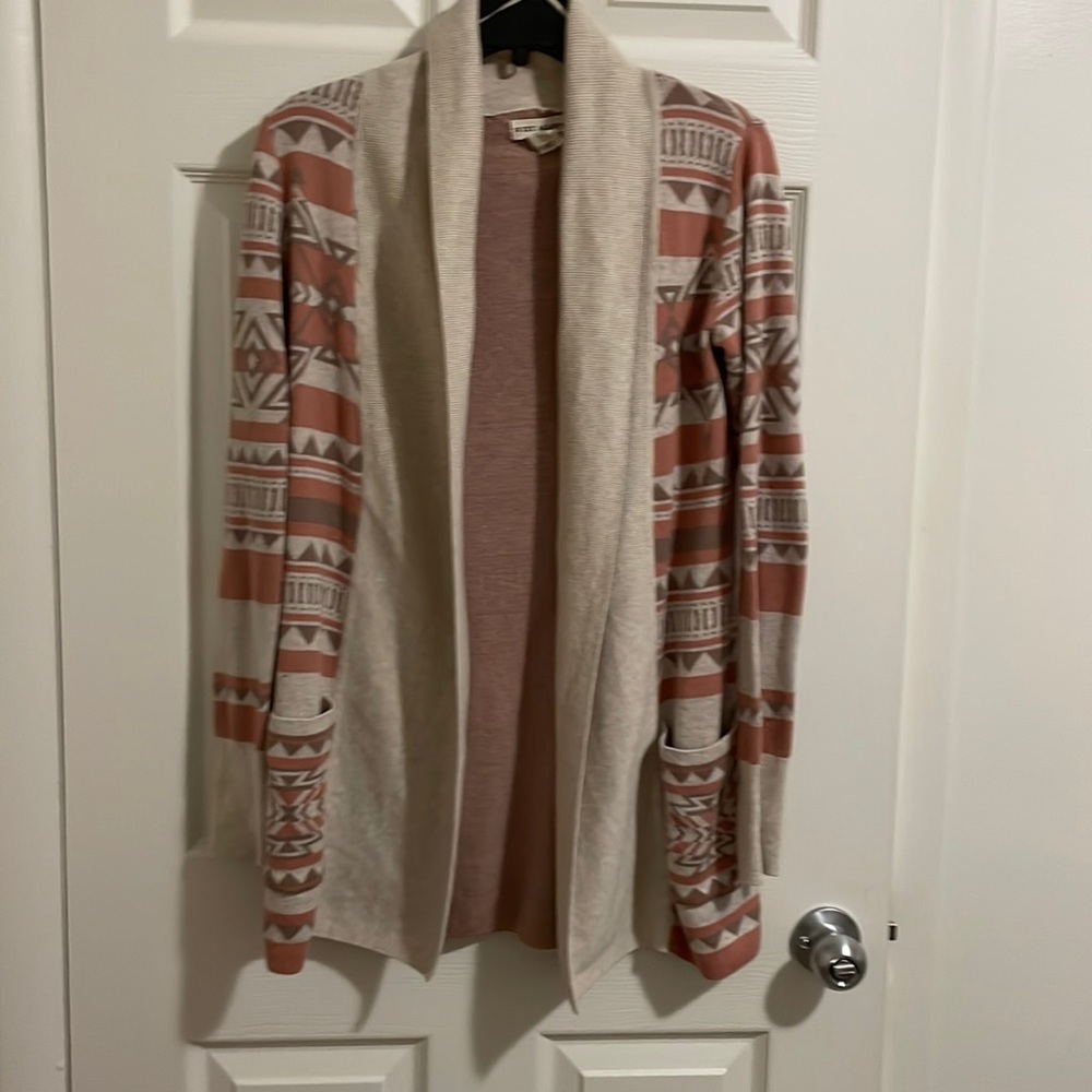 EUC Aztec print Sweater cardigan w/2 pockets size xs 237